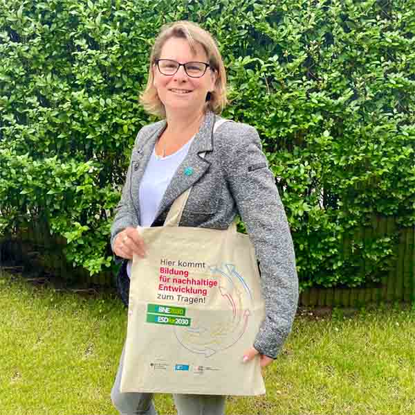 Monika Riekhof präsentiert die neu Stofftasche mit dem AUfdruck BNE